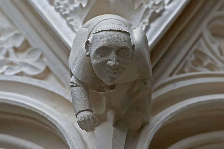 Eine Papst-Figur ziert seit kurzem den Haupteingang des Kölner Doms.