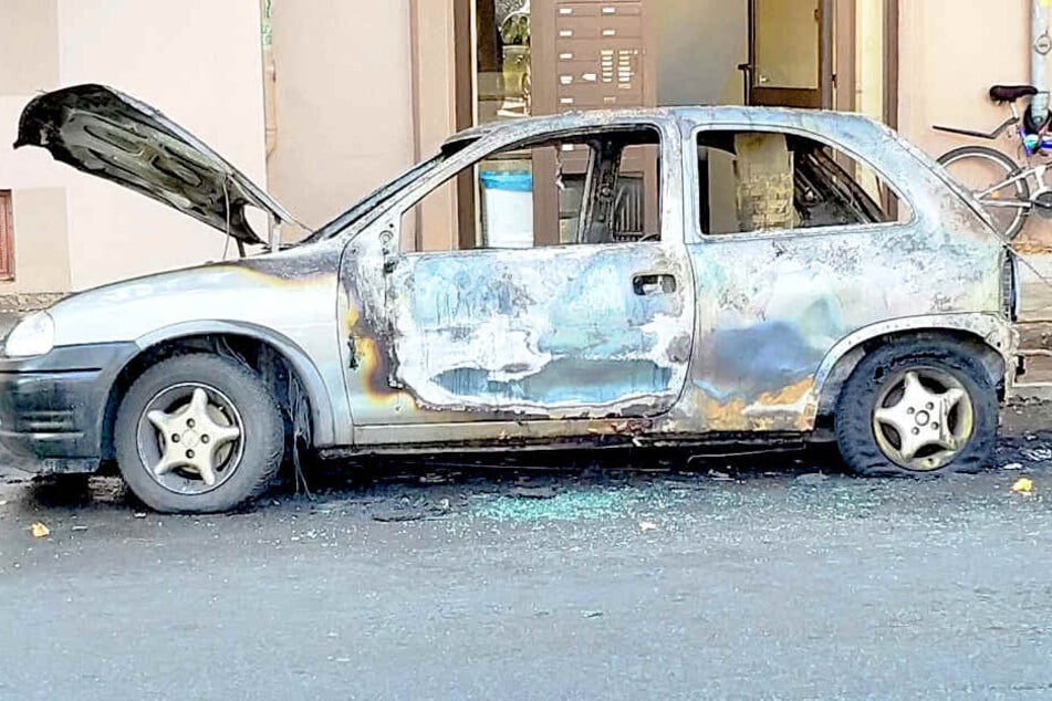 Auf der Teupitzer Straße in Neukölln hat am Sonntagnachmittag ein Opel Corsa gebrannt.