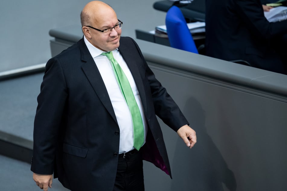 Peter Altmaier (CDU), Bundesminister für Wirtschaft und Energie, geht bei der Plenarsitzung im Deutschen Bundestag zum Rednerpult.