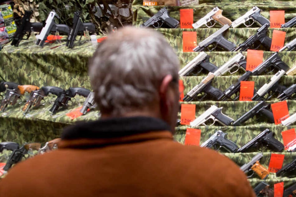 Schusswaffen bei Spezialhändlern gibt es in Hamburg unter anderem auf der Reeperbahn (Archivbild).