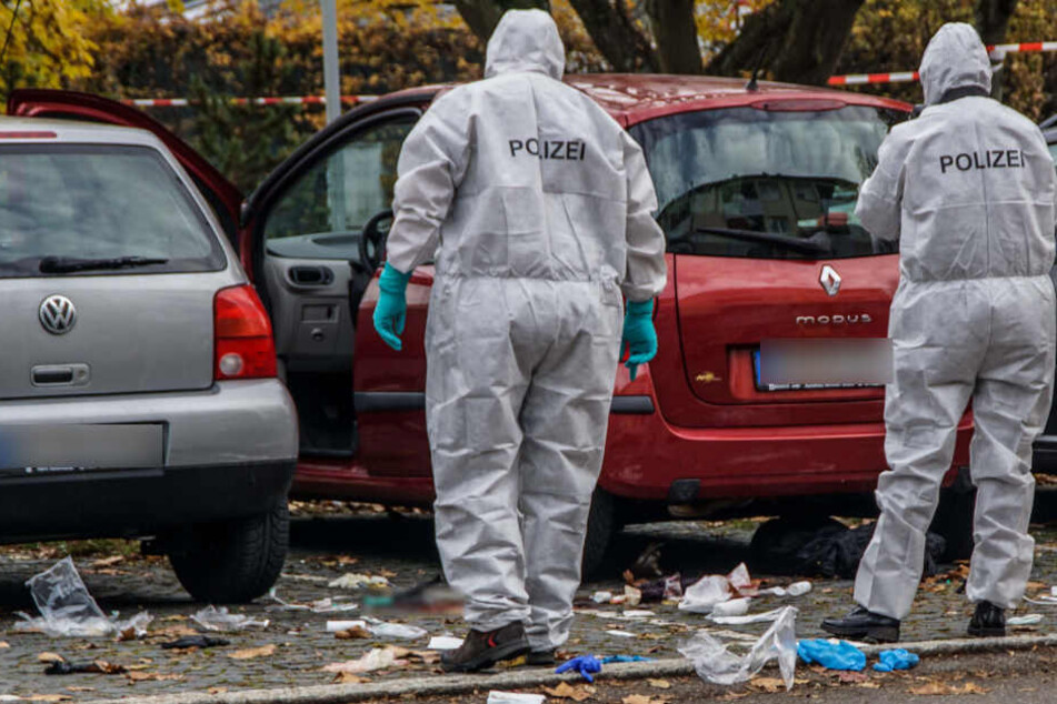 Ermittler am Wagen des Opfers in Sindelfingen.