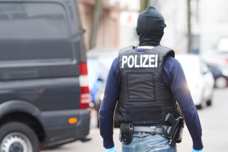 Ein Polizist steht in Berlin-Neukölln auf der Straße. (Symbolbild)