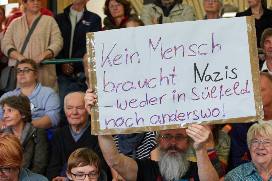 Zuschauer halten beim Handballspiel in Sülfeld ein Plakat gegen Nazis hoch.