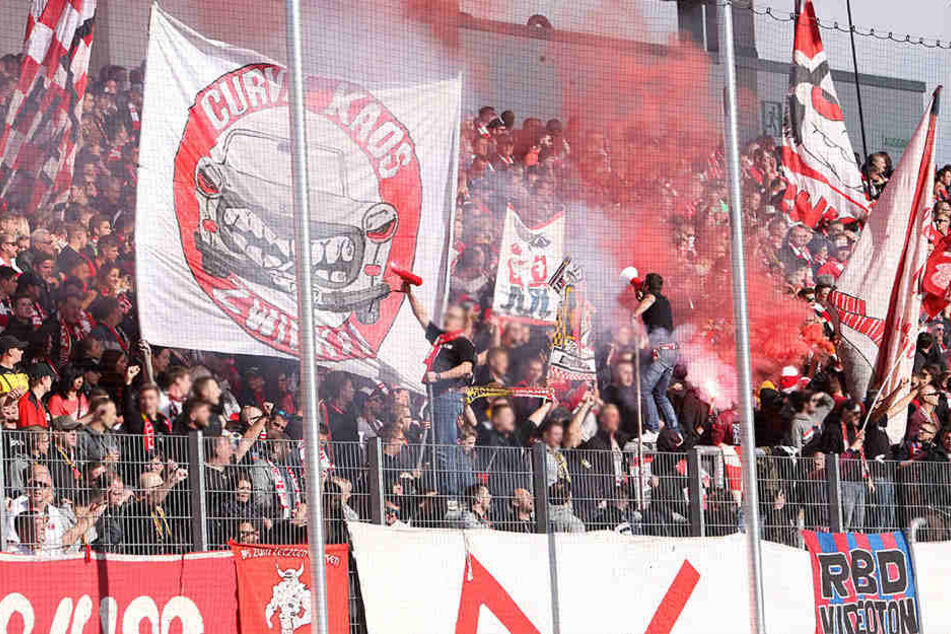 Im FSV-Fanblock wurden Rauchfackeln und Bengalische Feuer gezündet.
