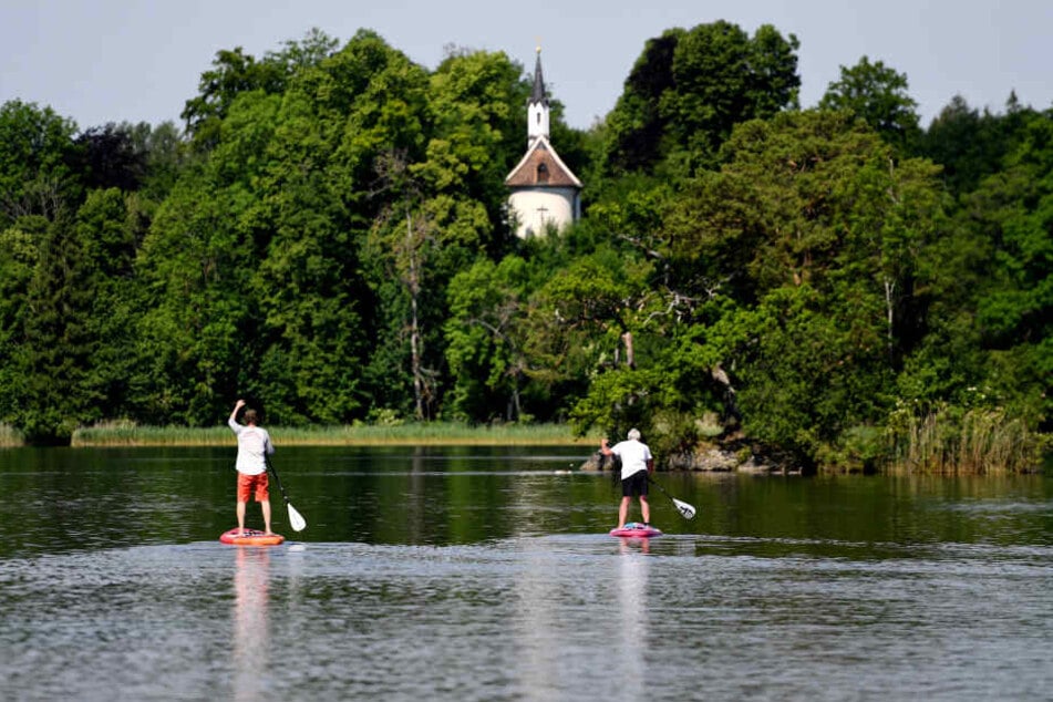 Stand-up-Paddler entdeckten den leblosen Mann im Staffelsee bei Murnau. (Symbolbild)