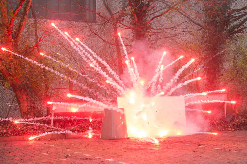 Nicht überall ist das Zünden von Feuerwerk erlaubt. Wer dagegen verstößt, muss mit hohen Geldstrafen rechnen. (Symbolbild)