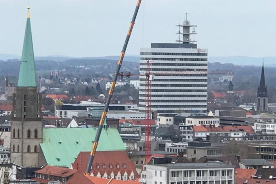 Der Teleskop-Kran war weit über die Dächer hinaus zu sehen.