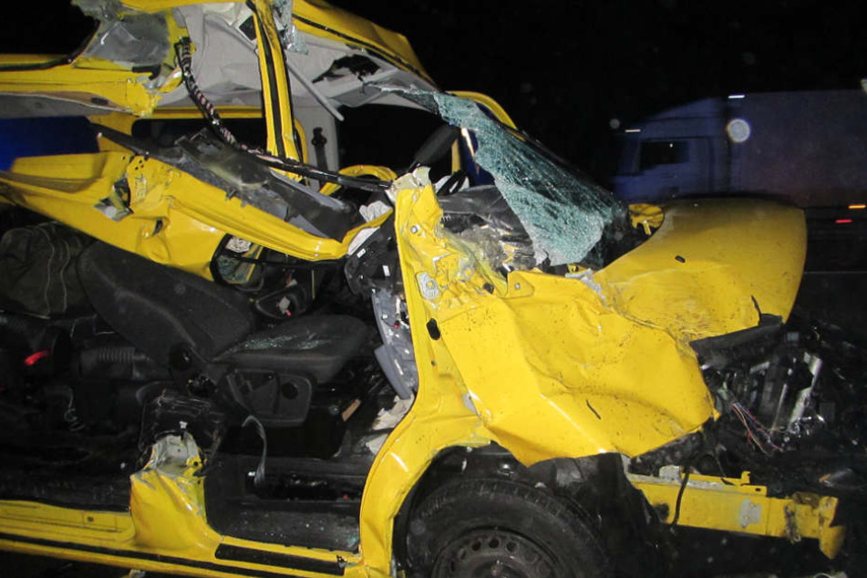 Mit 130 km/h raste der Transporter in den Lastwagen.