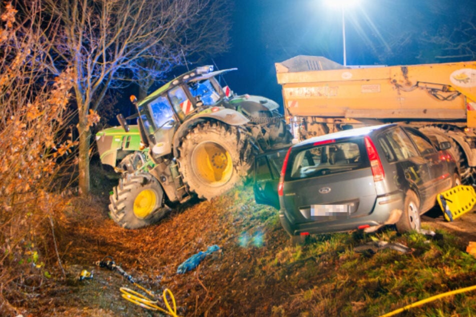 Traktor und Auto kollidieren auf Kreisstraße: Beide Fahrer in Lebensgefahr