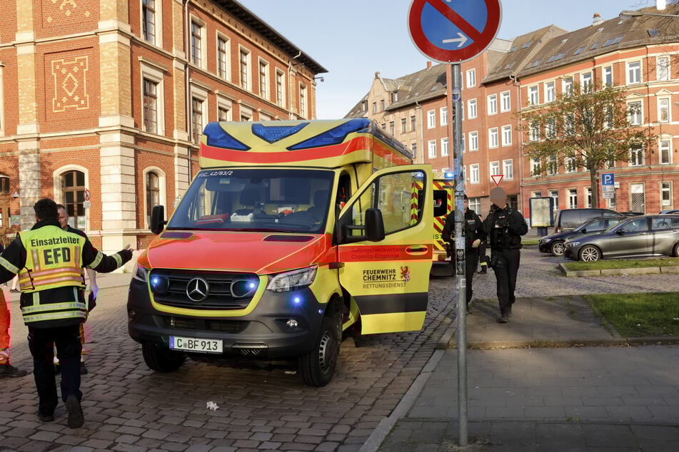 Während Sanitäter gerade einen Patienten im Wagen versorgten, schlug ein Mann plötzlich auf das Fahrzeug ein.