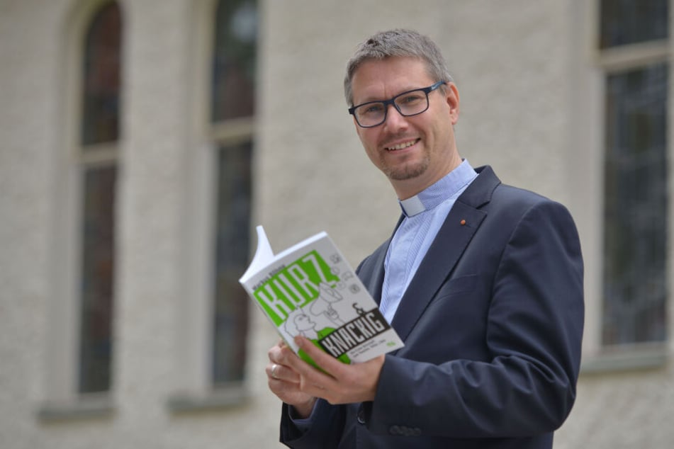 Vom Internet ins Buch: Pfarrer Markus Böhme (45) mit seinem Werk "Kurz & Knackig".