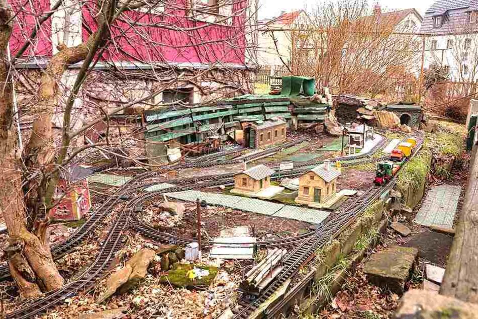 Seit 2002 hat der Freitaler in mühevoller Arbeit die Weißeritztalbahn im Vorgarten nachgebaut.