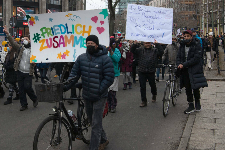 In ganz Berlin haben an den vergangenen Montagen immer wieder bis zu 3000 Menschen an verschiedenen Stellen im Stadtgebiet demonstriert.