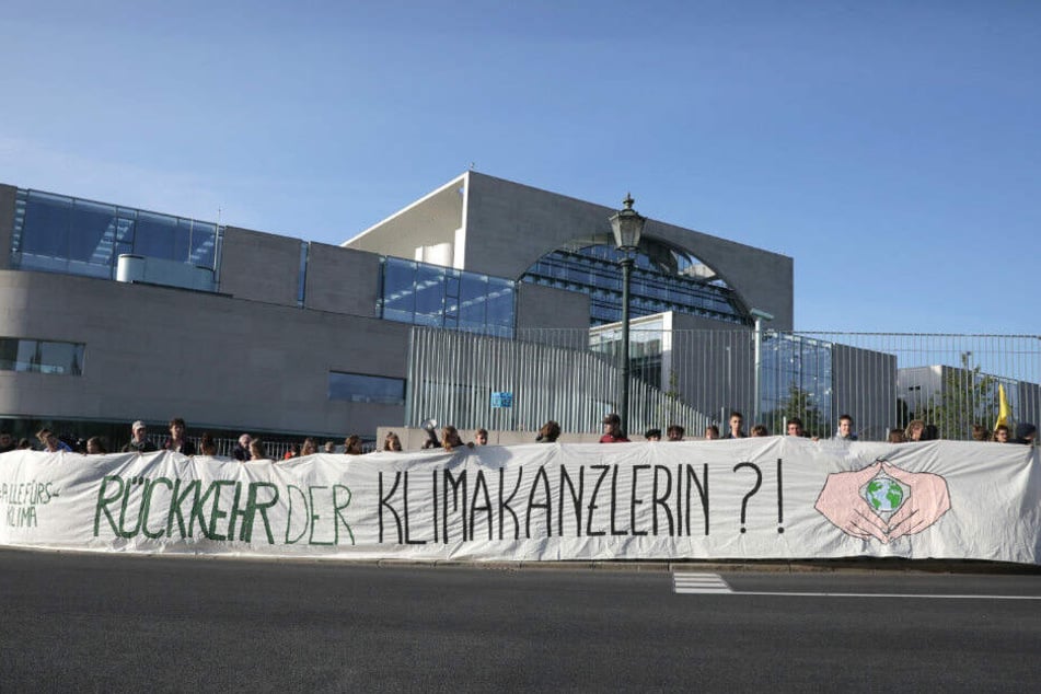 Demonstranten halten ein Banner "Rückkehr der Klimakanzlerin?!" beim Treffen des Koalitionsausschuss im Kanzleramt.