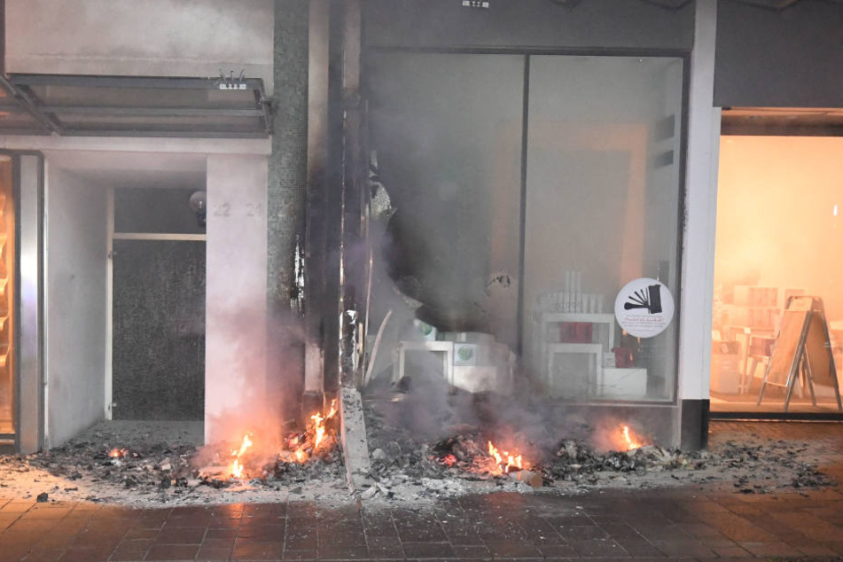 Offenbar hatte jemand in der Nacht den Papiermüll vor der Parfümerie angesteckt.