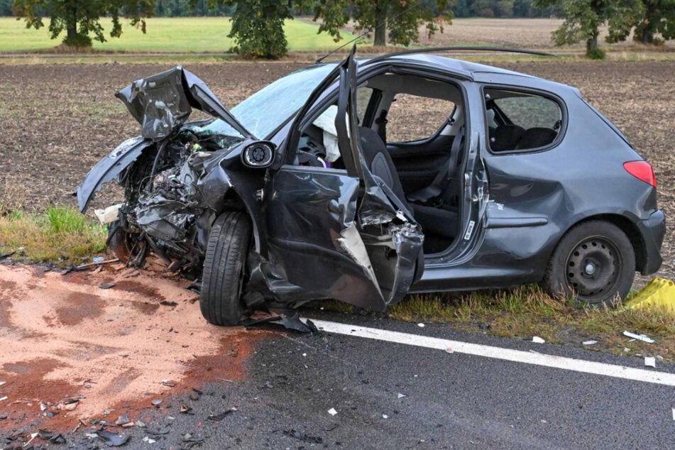 Der Peugeot wurde so stark beschädigt, dass die Fahrerin wohl herausgeschnitten werden musste.