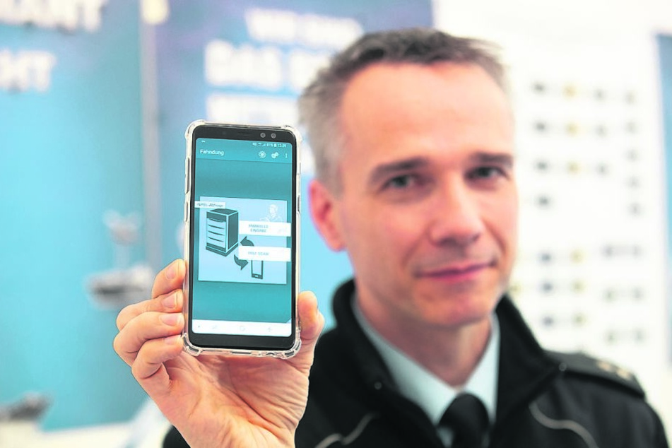 Seit diesem Jahr überprüfen auch die Dresdner Fahnder Verdächtige über eine App.