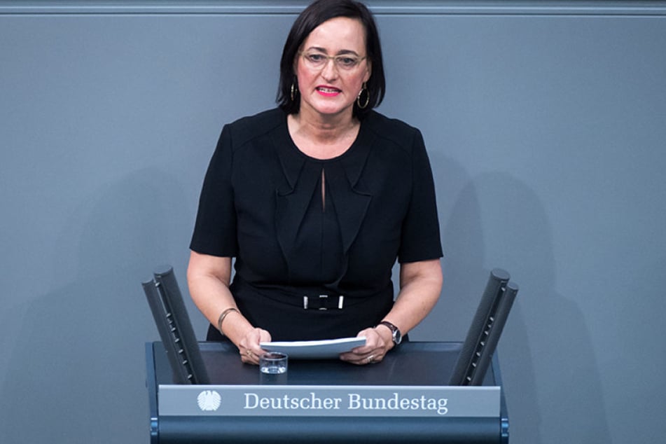 Martina Renner am Rednerpult im Deutschen Bundestag.