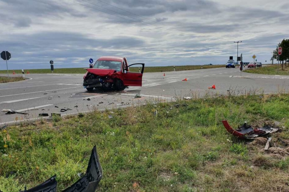 Drei Personen sind bei dem Unfall nahe Krostitz schwer verletzt worden.