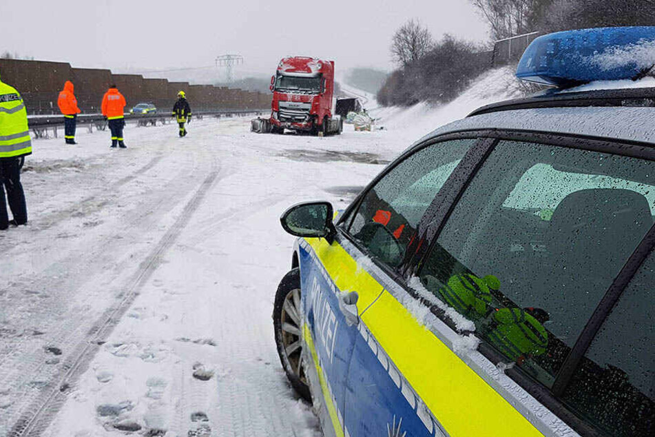 Der Lkw kam auf glatter Fahrbahn ins Rutschen.