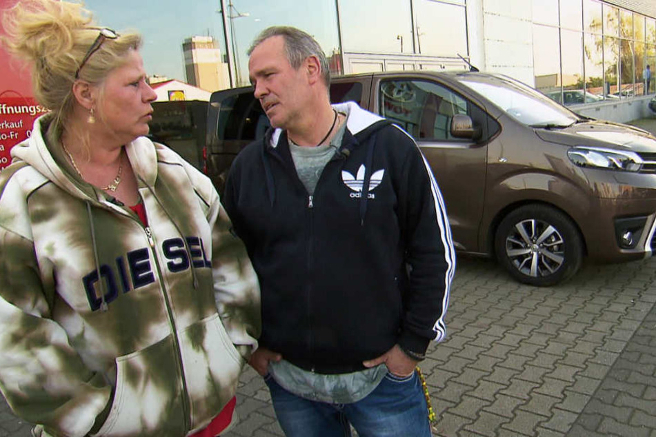 Auch das noch: Das Auto der Wollnys ist kaputt! Silvia und Harald sehen sich im Autohaus nach Ersatz um.