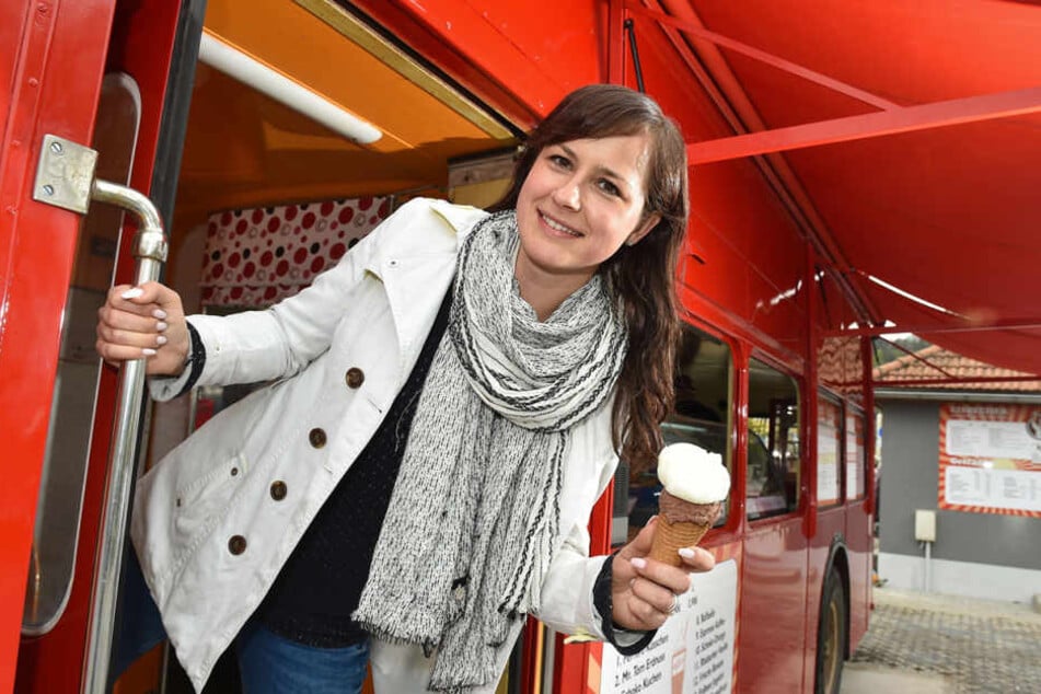 Einsteigen und genießen: Betreiberin Bianca Sickert (32) hofft mit ihrem 
Eisbus auf viele Gäste.