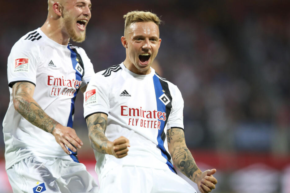Startelf-Debütant Sonny Kittel (rechts) jubelt über seinen Freistoß-Treffer.