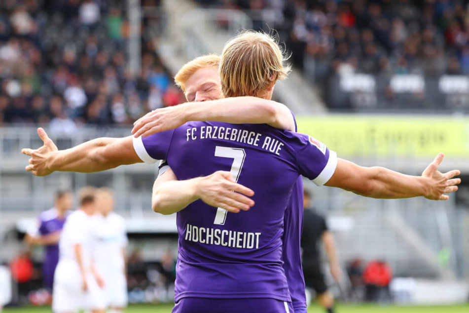 Fabian Kalig und Jan Hochscheidt bejubeln das Führungstor in Sandhausen.