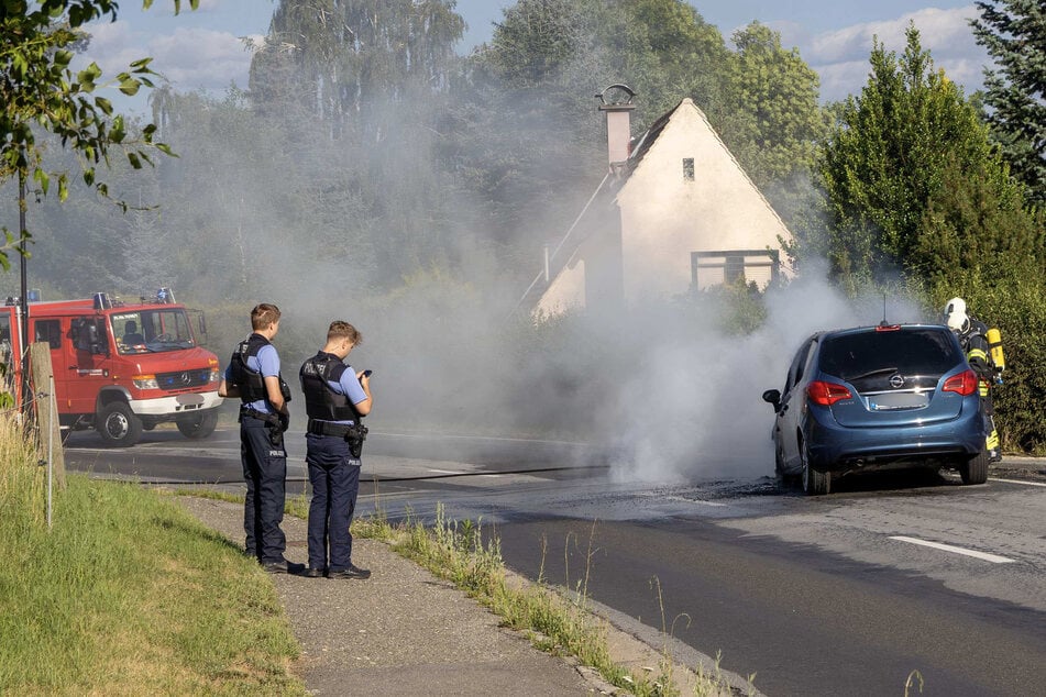 Der Opel geriet auf der Goethestraße in Richtung Zittau in Brand.