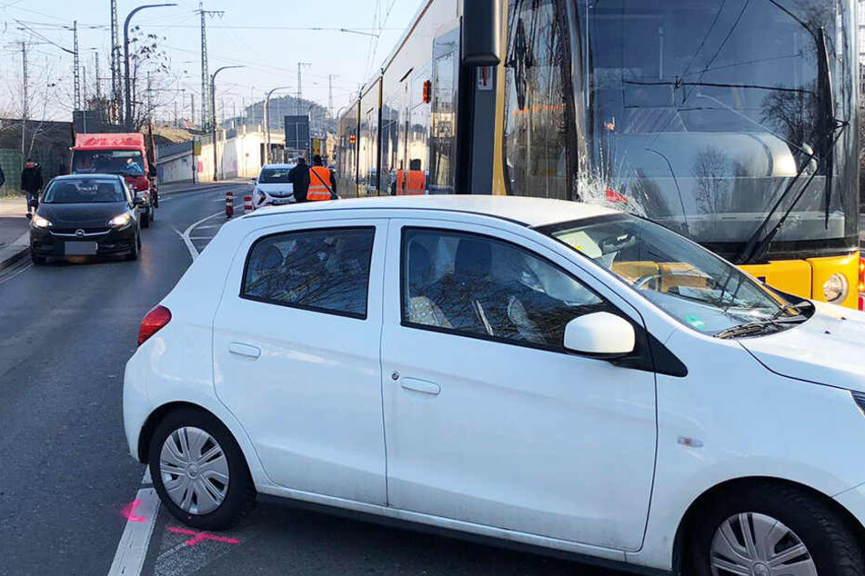 Die Bahn konnte nach dem verbotenen U-Turn des Autos nicht mehr bremsen und krachte in den Wagen.