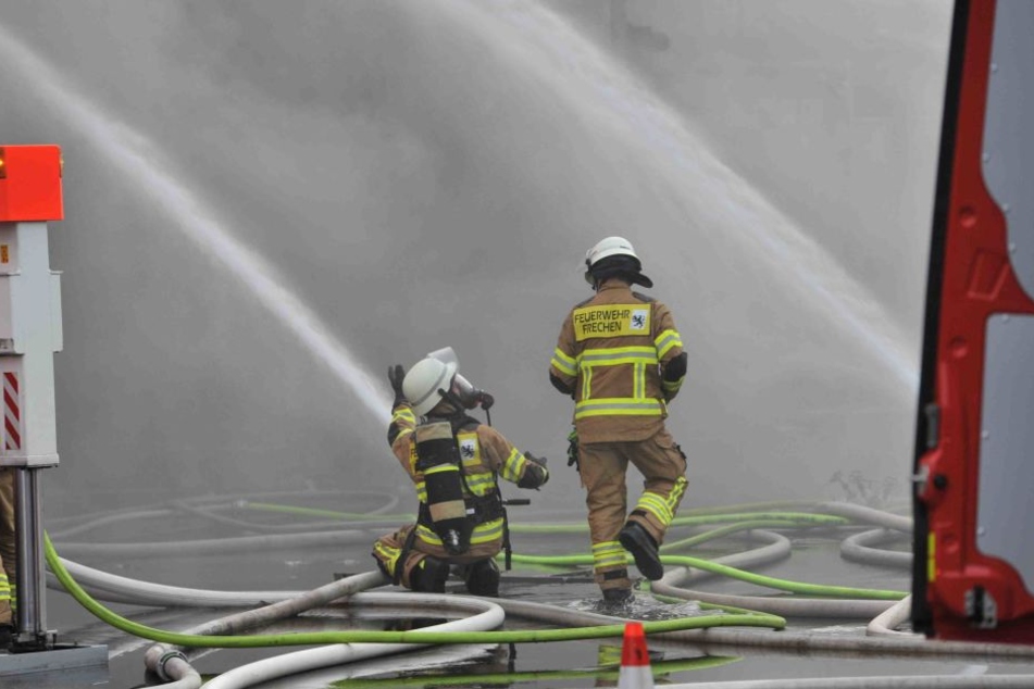 Etliche Kameraden aus Frechen, Hürth und Köln sowie weiteren Orten kämpfen gegen die Flammen.