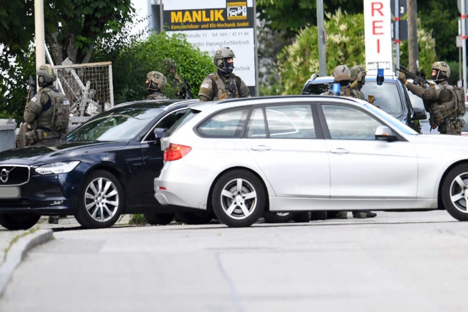 Die Polizei war mit einem Großaufgebot vor Ort. Die Suche nach dem Mann dauert an.