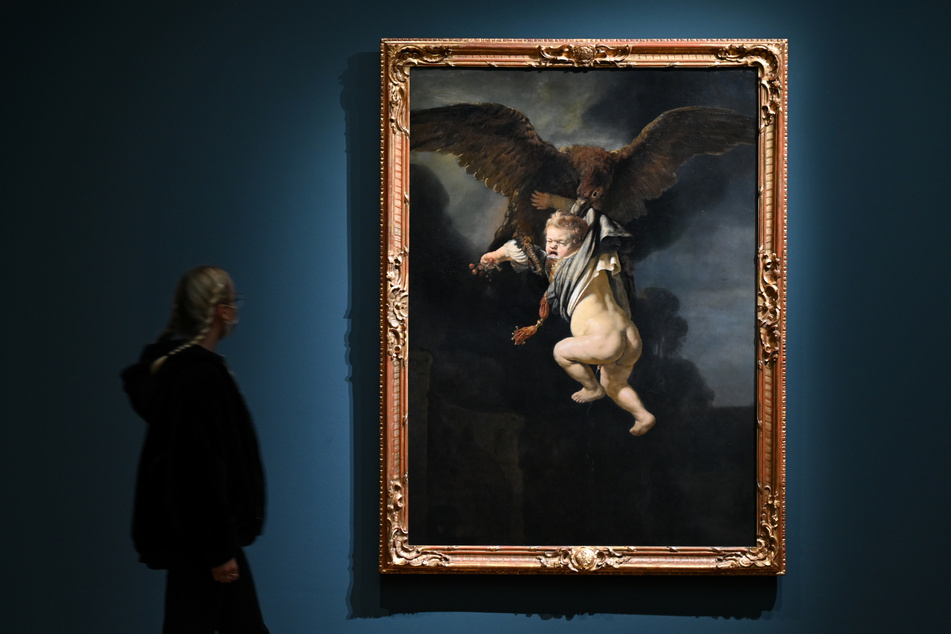 Eine Frau steht im Ausstellungssaal des Städel Museums an dem Gemälde "Die Entführung des Ganymed (1635)" von Rembrandt. Die Ausstellung "Nennt mich Rembrandt! Durchbruch in Amsterdam" läuft noch bis zum 30. Januar.
