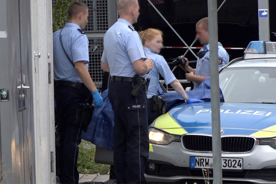 Polizisten sichern am Stadtbahnhof Beweise.