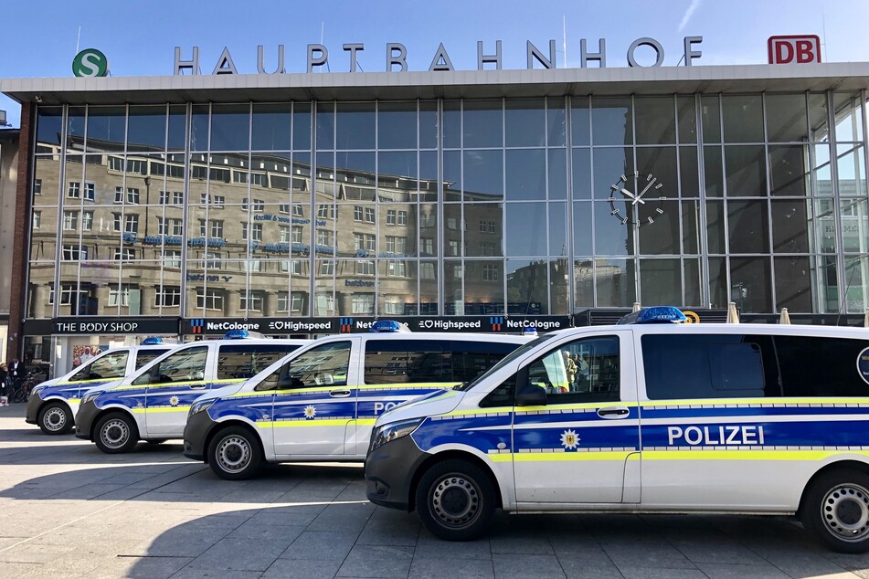 Die Polizei kontrollierte auf dem Kölner Bahnhofsvorplatz einen betrunkenen E-Scooter-Fahrer.