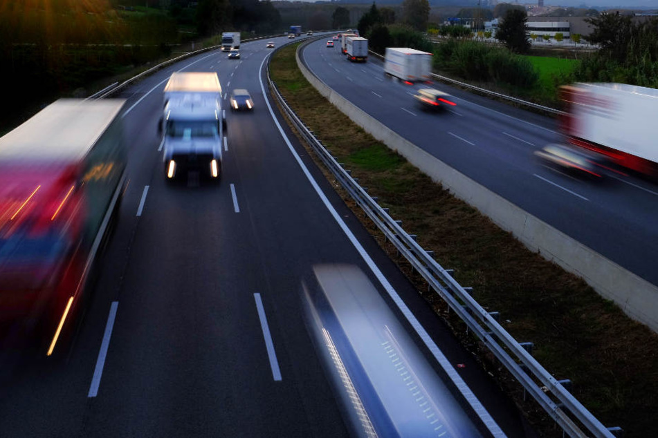 Der jungen Mann lief zu Fuß über die Autobahn. (Symbolbild)