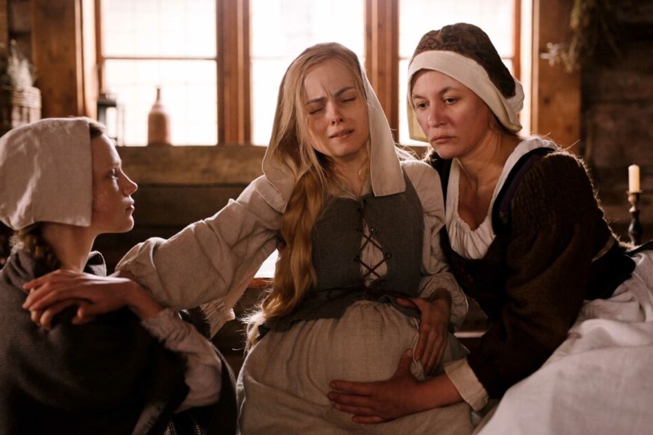 Hebamme Anna Stein (Julia Thurnau, r.) mit der Lehrmagd Katarina (Elina Vaska, l.) und einer Schwangeren (Maija Arvena).