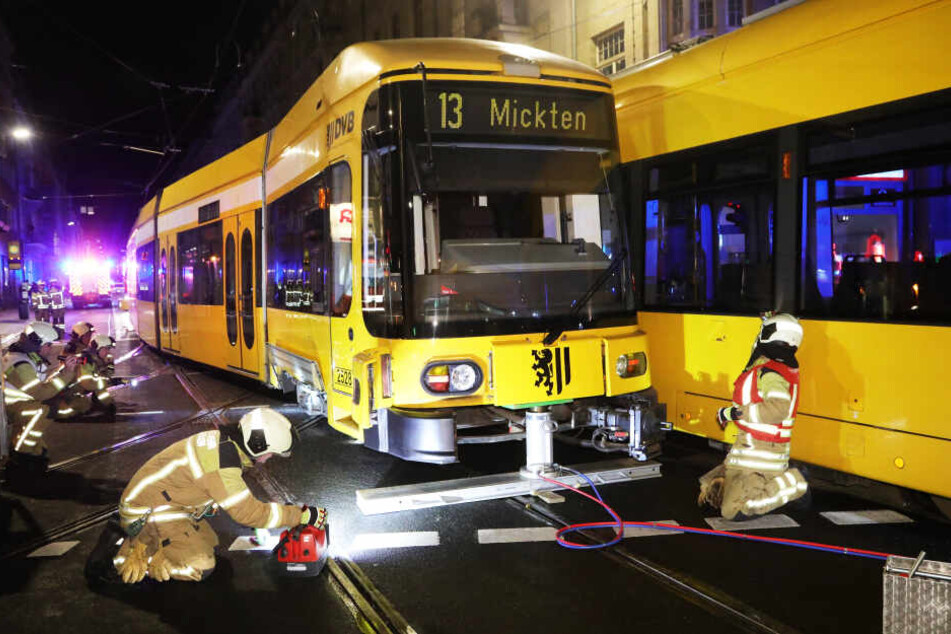 So heben die Feuerwehrmänner die Straßenbahn an, um sie anschließend in die Schienen zu setzen.