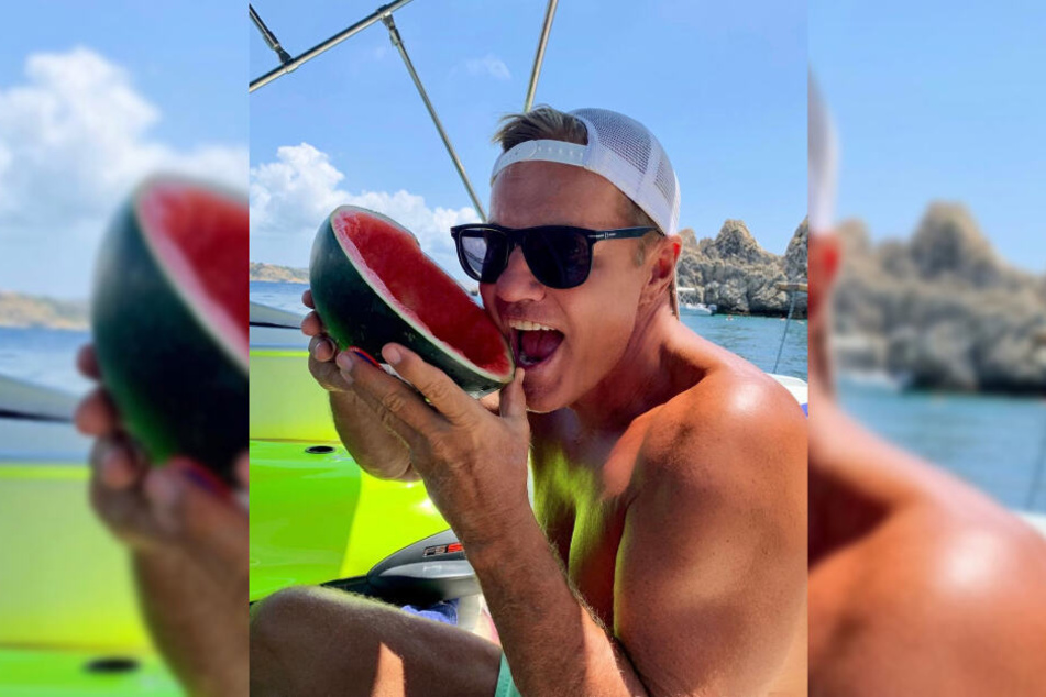 Dieter Bohlen isst an Bord eines Schiffes eine Wassermelone. Aber passen sein Gesicht und sein Arm miteinander zusammen.