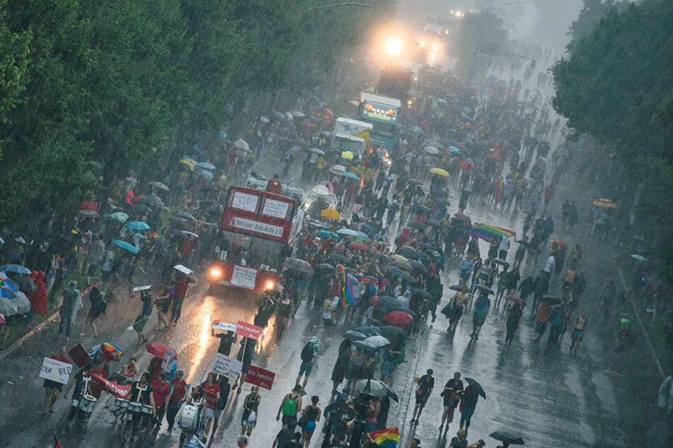 Ab 15 Uhr mussten die Demonstranten die Regenschirme herausholen.