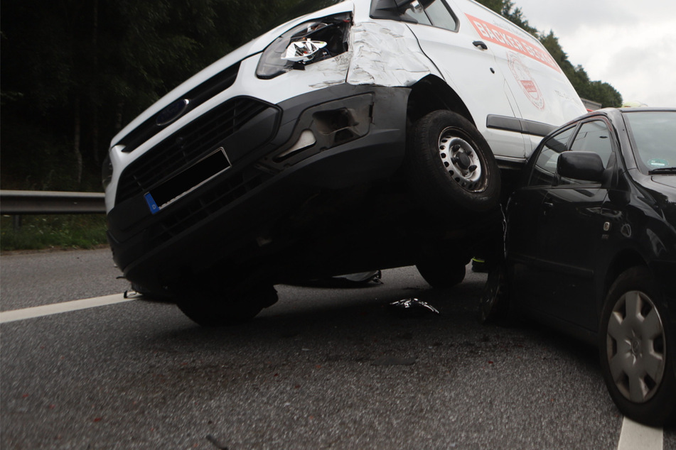 Durch den Unfall hat sich ein weißer Transporter mit einem schwarzen Toyota verkeilt.