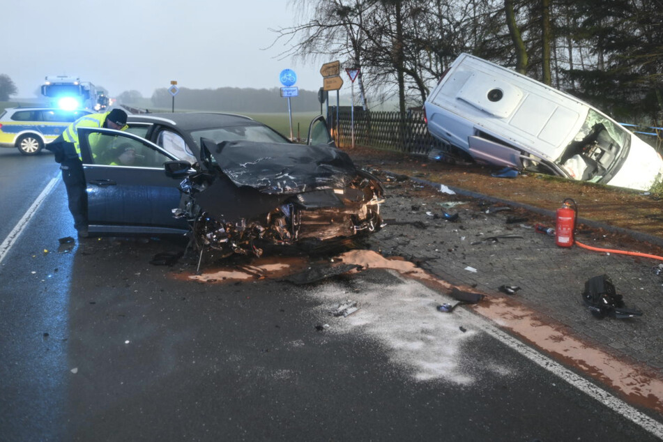 Bei dem Unfall starb der Fahrer des Mercedes-Transporters. Der Audi-Lenker wurde verletzt ins Krankenhaus gebracht.