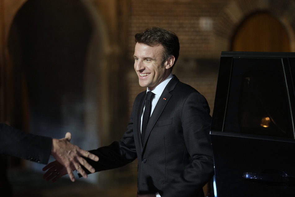 Hat innenpolitisch momentan nicht gut Lachen: Frankreichs Staatschef Emmanuel Macron (45) steht wegen der geplanten Rentenreform stark in der Kritik.
