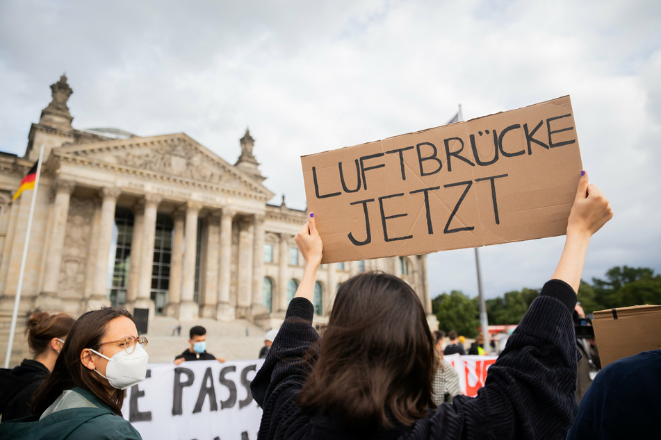 Proteste in Deutschland: Tausende Demonstranten fordern schnelle Luftbrücke aus Afghanistan