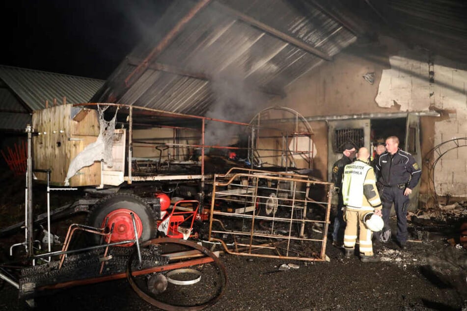 Mehrere Requisiten und ein Umzugswagen des örtlichen Karnevalsverein wurden beschädigt.