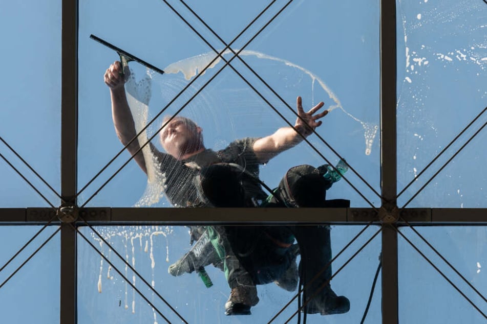 Fensterputzer haben durchaus einen gefährlichen Job. (Symbolbild).