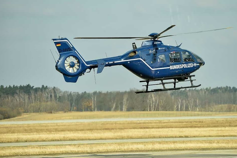 Ein Hubschrauber der Bundespolizei wurde eingesetzt, um den Mann ausfindig zu machen.