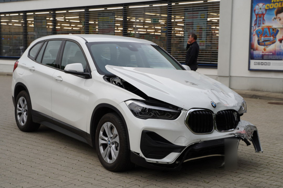 Der BMW kam erst auf dem Parkplatz zum Stehen.