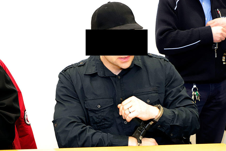 Robert G. (32) soll seinen Freund erst um Geld betrogen und ihn später brutal getötet haben. Ihm drohen bis zu zehn Jahre Haft.
