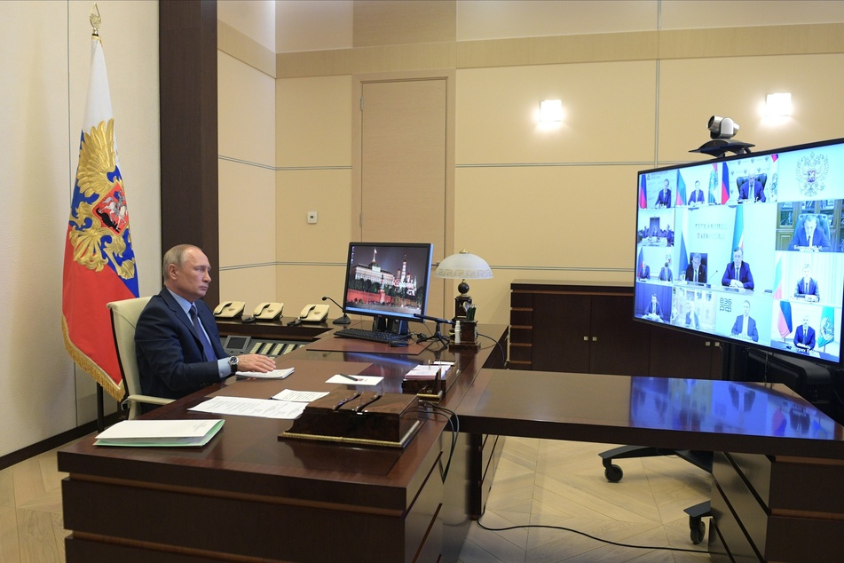 Wladimir Putin, Präsident von Russland, nimmt an einer Videokonferenz zum Thema "Unterstützung der Automobilindustrie" in der Residenz Novo-Ogaryovo außerhalb der Hauptstadt Moskau teil.